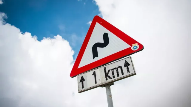 České silnice jsou plné dopravních značek. Na dálnicích jich potkáte v průměru 21 na km!