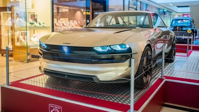Peugeot přivezl do Prahy unikátní koncept e-Legend a vystavuje historické skvosty