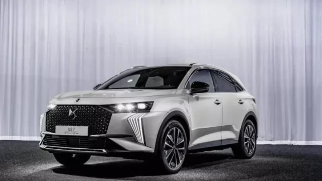 Přepych, extravagance a nově také hybridních 360 koní. Francouzi osvěžili svoje luxusní SUV