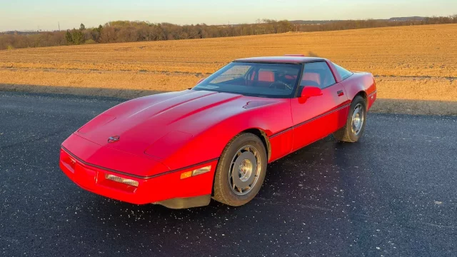 Zpátky do minulosti: Čtvrtá generace Chevroletu Corvette měla asi tu nejzvláštnější převodovku v historii. Byl to manuál, co uměl automaticky řadit