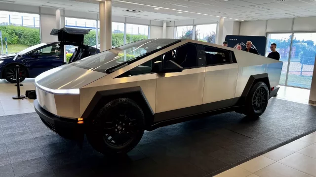 Tesla Cybertruck dorazila do Česka. Vypadá unikátně, ale umývat ji nechcete. Na kartáče a chemii rovnou zapomeňte