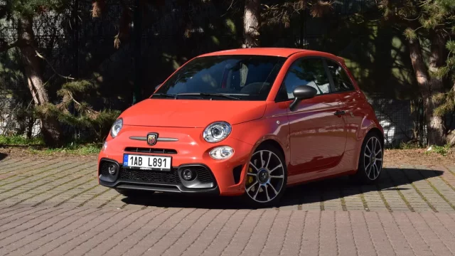 Abarth, který štěká, kouše. 695 Turismo je malý italský bastard, na kterého se budete každý den těšit