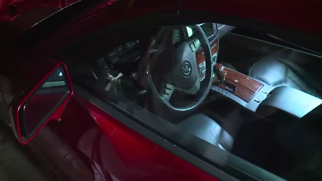 Vybitá baterie na 14 hodin uvěznila muže ve voze. Manuální otevírání dveří přitom bylo na dosah