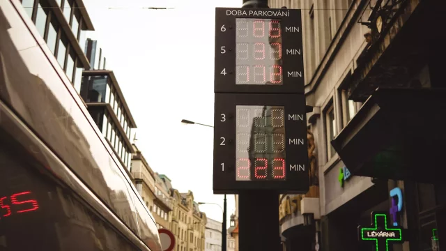 Stovky odtažených v centru Prahy. Parkování neposlušných hlídá časomíra