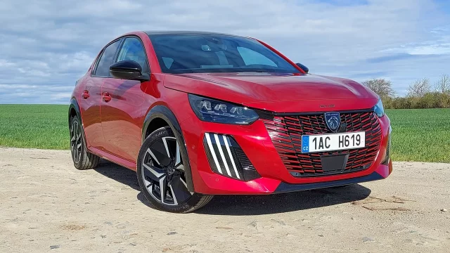První dojmy: Peugeot 208 přidal na ostrosti a představil nový motor. Nejen cenou konkuruje domácí Škodě