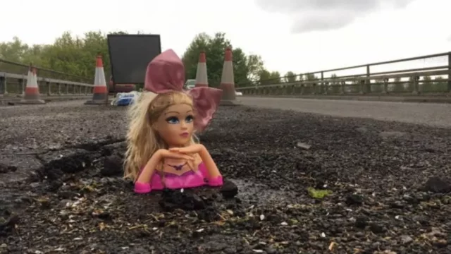 Štvou vás rozbité silnice? Bojovat proti nim můžete pomocí panenek nebo konopí