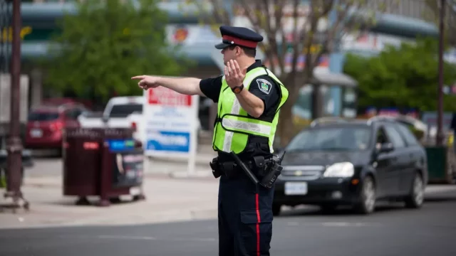 Nefungují semafory: Rozumíte pokynům a posunkům policie?
