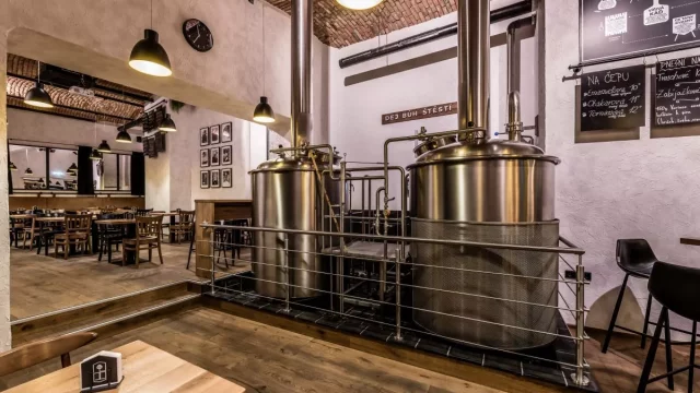 Dům u Tomana nabízí restauraci s pivovarem a překrásné funkcionalistické apartmány