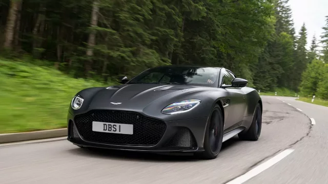 Aston Martin DBS Superleggera má úžasnou reklamu. Až ji uvidíte, půjdete si ho koupit!