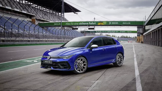 Nový Volkswagen Golf R je tu. Má ďábelských 333 koní a je levnější než dřív