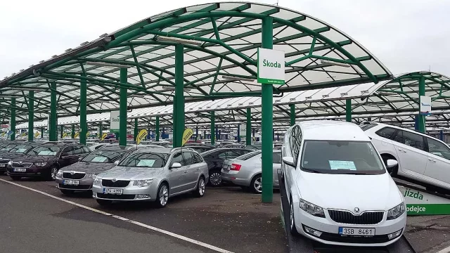 Téměř polovina Čechů si po škodovce koupí opět škodovku