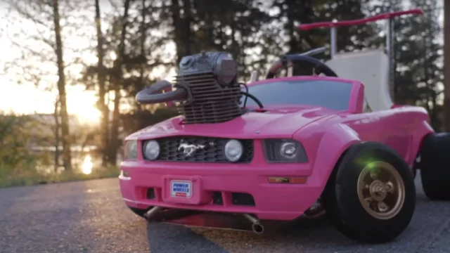 Ford Mustang pro malé princezny se díky pořádnému motoru proměnil v bestii pro zlobivé tatínky