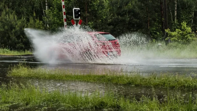 Aquaplaning. Jak se mu vyhnout a co dělat, když nastane