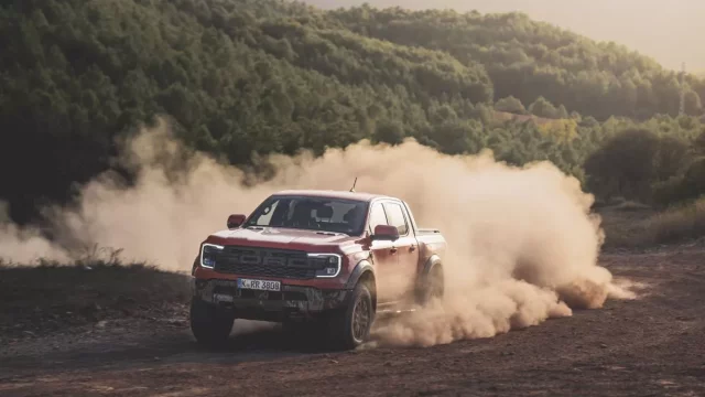Test Ford Ranger Raptor pohledem ženy: Za hřmotného zvuku s úsměvem od ucha k uchu (první jízdní dojmy)