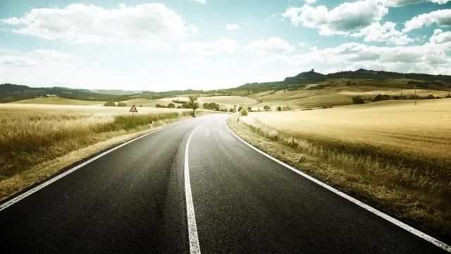 Předjíždění na plné čáře: Kdy to je přestupek a jaké hrozí sankce?