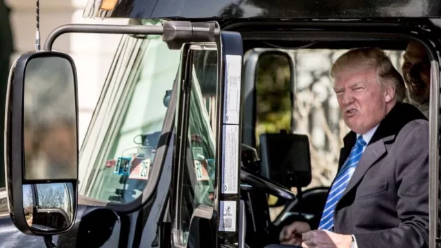 Šílený kamioňák vytlačoval ze silnice všechny, kteří ho chtěli předjet