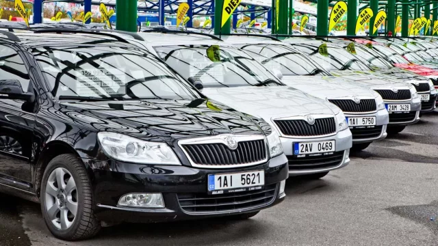 Počet zánovních ojetin dál roste, jejich nájezd přitom klesá