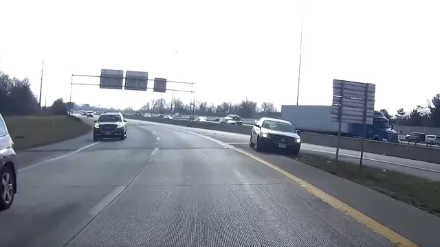 Kamera natočila řidiče, jak si za volantem hraje s mobilem a kličkuje. Skončilo to nehodou