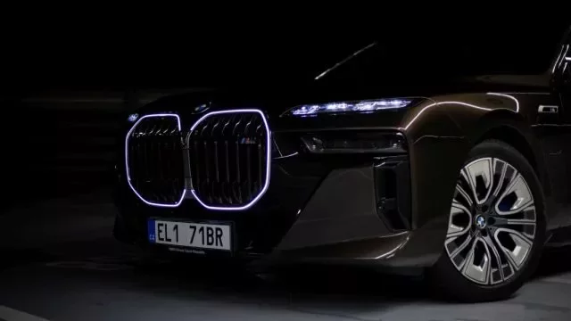 Nové BMW řady 7 občas zavání cirkusem na kolech. Ohromí ale jízdou, pohodlím připomene Rolls-Royce