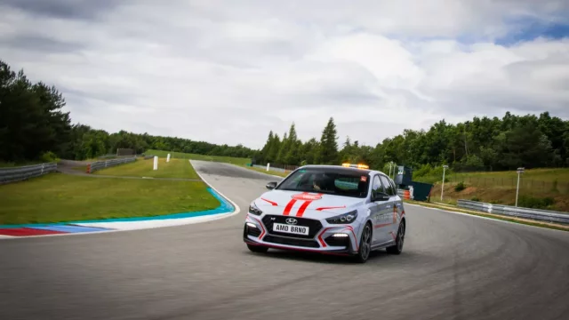 Hyundai i30 N: Jak se řídí safety car Masarykova okruhu a proč má volant na špatné straně?