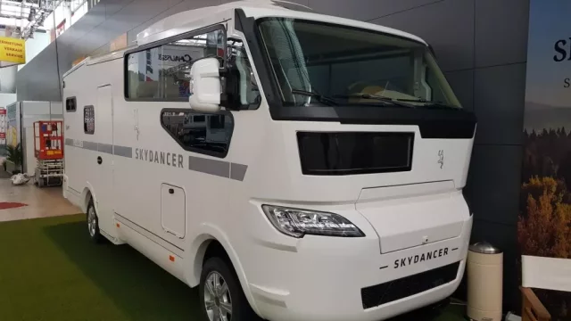 Skydancer Apéro je hodně podivný kabriolet a obytný vůz v jednom