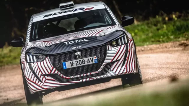 Peugeot Sport už stihl postavit rallye verzi modelu 208. Vypadá parádně