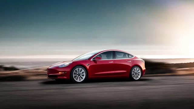 Elektromobil Tesla Model 3 je okamžitým hitem. Rozdrtil konkurenci v prodejích