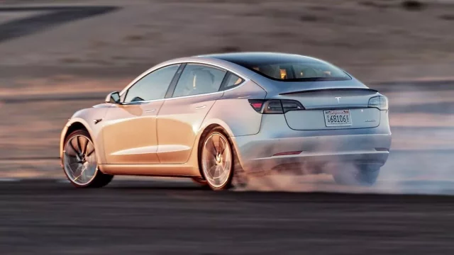 Elektromobilem na závodní okruh? Autodrom v Mostě nabízí rychlodobíjecí stanici