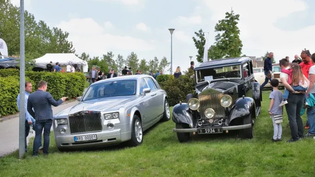 V Praze se o víkendu konal 6. sraz luxusních vozů Rolls-Royce a Bentley (reportáž)