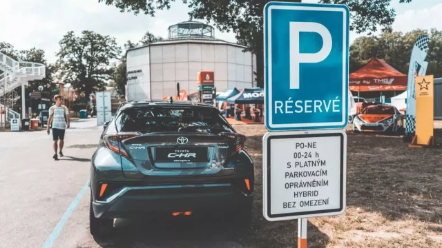 Praha 10 spustí parkovací zóny nejspíše 24. srpna