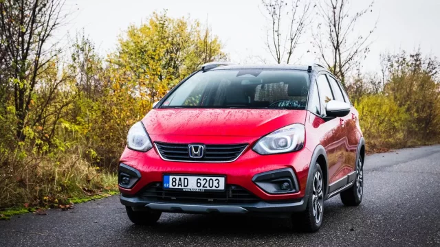 Test Hondy Jazz Crosstar 1.5 e:HEV, crossoveru s vlastní elektrárnou