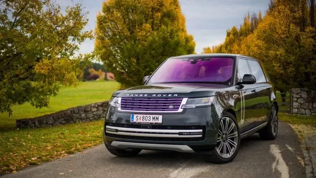 Range Rover je král luxusu i terénu. Poradí si i s pořádným brodem, sám si změří jeho hloubku