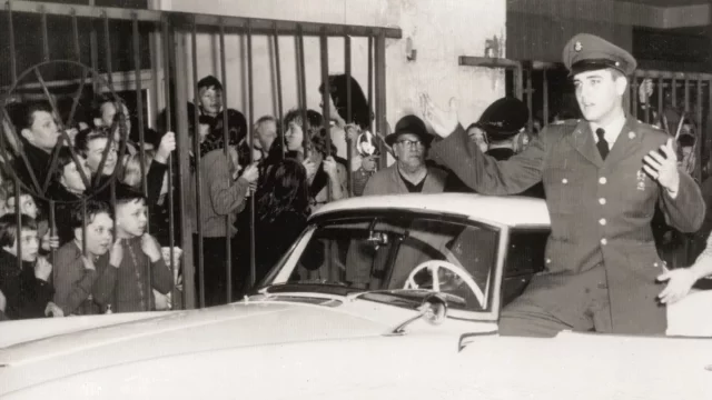 Elvis Presley měl dobrý vkus na auta. Tohle je příběh jeho úchvatného roadsteru