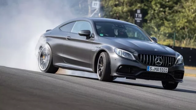 Mercedes-AMG C 63 má po faceliftu. Zadní pneumatiky usmaží ještě rychleji!