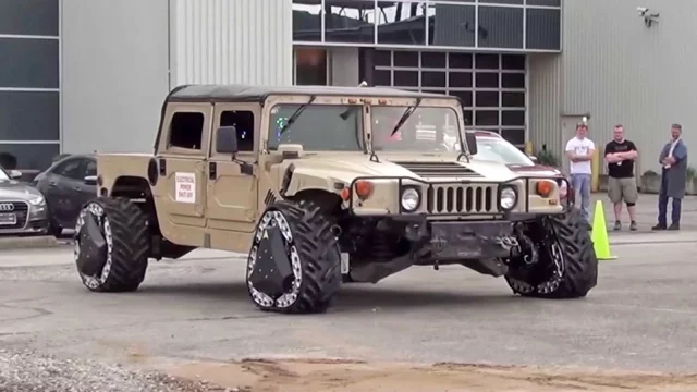 DARPA znovuobjevila kolo. Tento Hummer je napůl auto a napůl tank