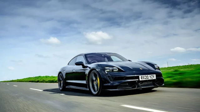 Podívejte se, jak Porsche Taycan Turbo S šokuje pasažéry zrychlením na stovku za 2,6 s