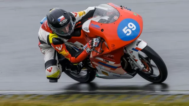 Čeští motocykloví talenti porážejí soupeře, z Oscherslebenu si vezou dvě vítězství a dvě bedny