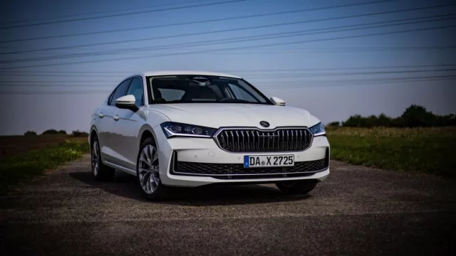 Škoda Superb s nejsilnějším motorem je skvělý sleeper, jenom trochu bez emocí