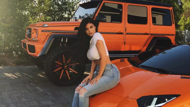 Sestra Kim Kardashian si pořídila svítivě oranžový Mercedes-Benz G 550 4×4²