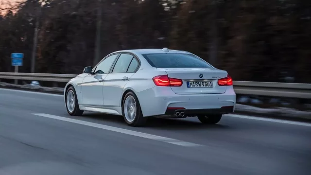 Ceny ojetin konečně klesají, sedany pořídíte o 30 000 levněji než minulý měsíc