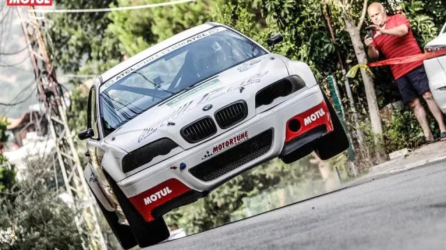 BMW 330i se prohání úzkými uličkami v šíleném závodu do vrchu