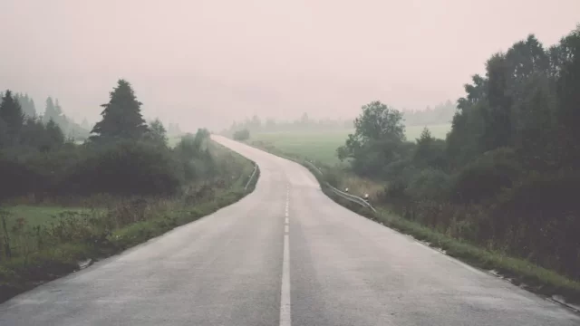Doprava na silnicích je kvůli koronaviru poloviční. Kamiony zůstaly, ubyla hlavně osobní auta