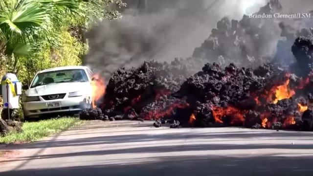 Láva pohltila nebohý Ford Mustang. Podívejte se, jak jej spálila na troud