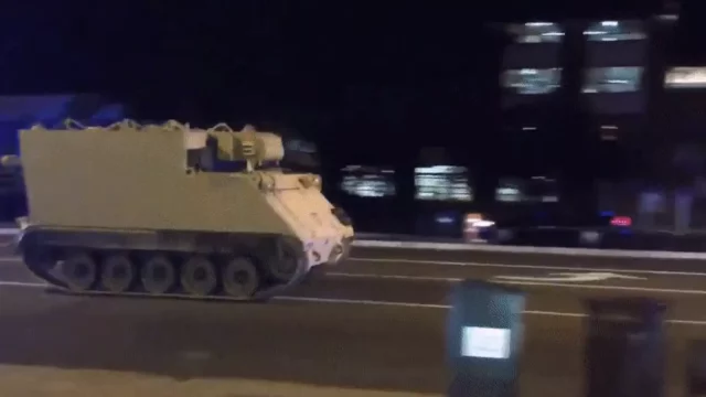 GTA naživo! Policie dvě hodiny naháněla řidiče, který si „vypůjčil“ obrněnce