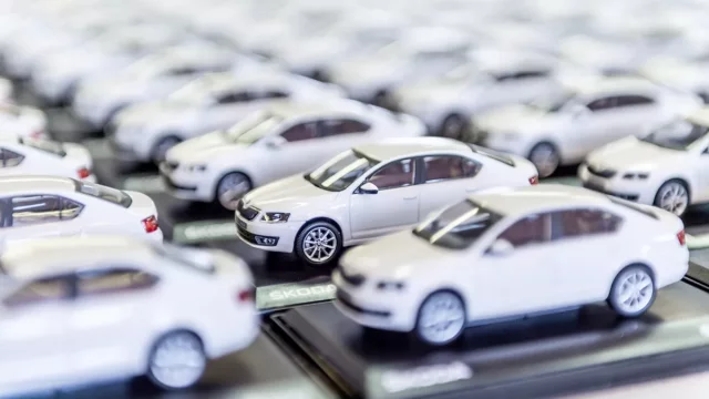 Jak se vyrábí modely autíček? Nahlédněte do továrny, kde vznikají miniaturní Škodovky (reportáž)