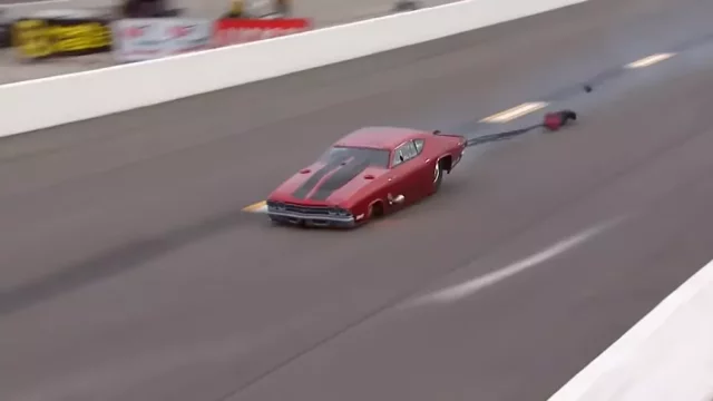 Dragsteru selhal brzdící padák při 410 km/h! Neuvěříte, o co se nakonec zastavil