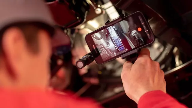 České autoservisy začínají nabízet službu, kdy zákazníkovi pošlou video o provedených opravách