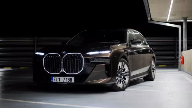 BMW M760e xDrive šokuje, ale je to nejkrásnější limuzína současnosti!