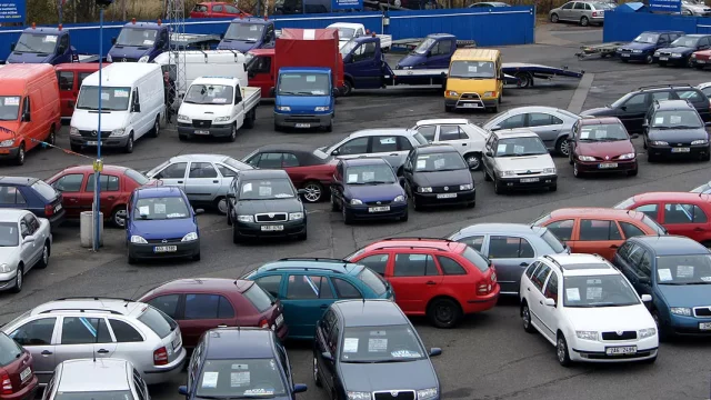 Nabídka ojetin se opět výrazně ztenčila. Experti radí, co to udělá s cenami