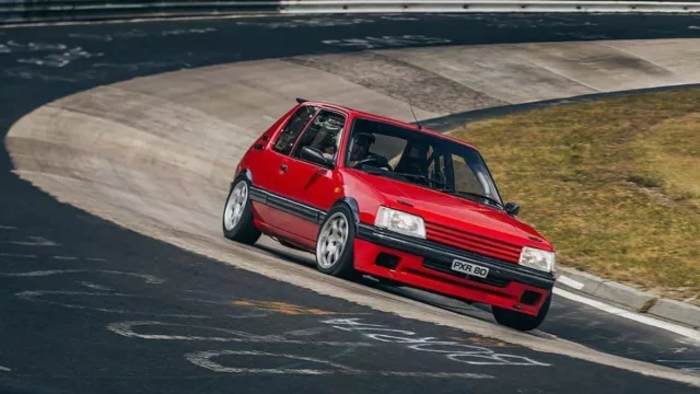 Peugeot 205 GTi ovládl Nürburgring. Rozdrtil okruhové Porsche i rychlou motorku!